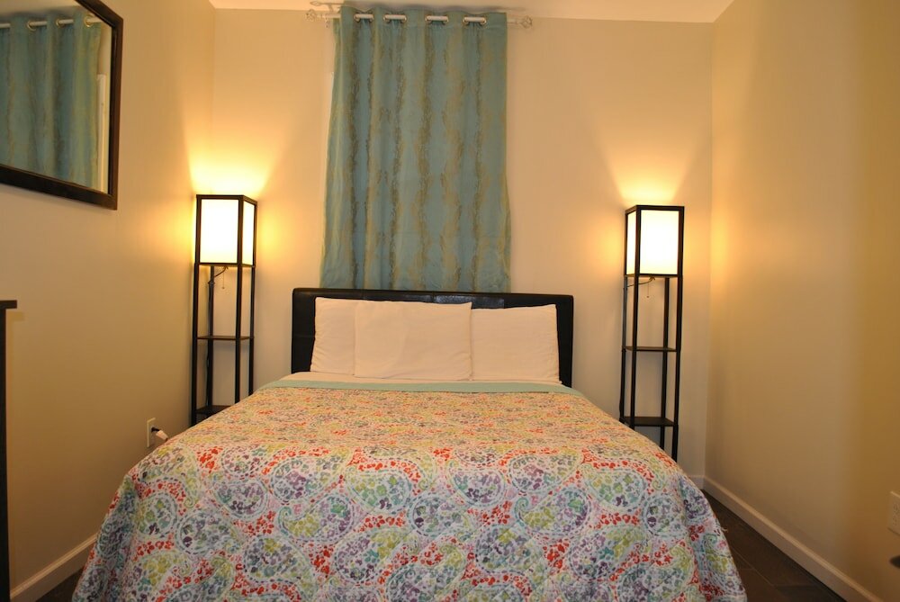 Фото L 3 Downtown Newark Guesthouse