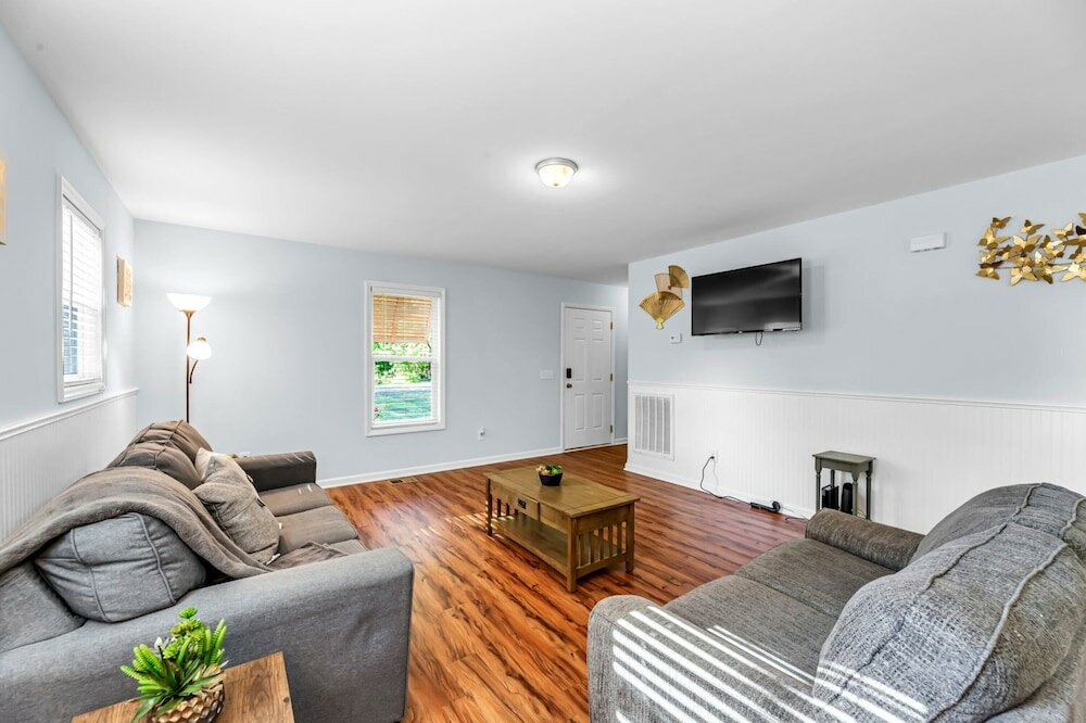 Фото 5006 Beale Ave Orange Door