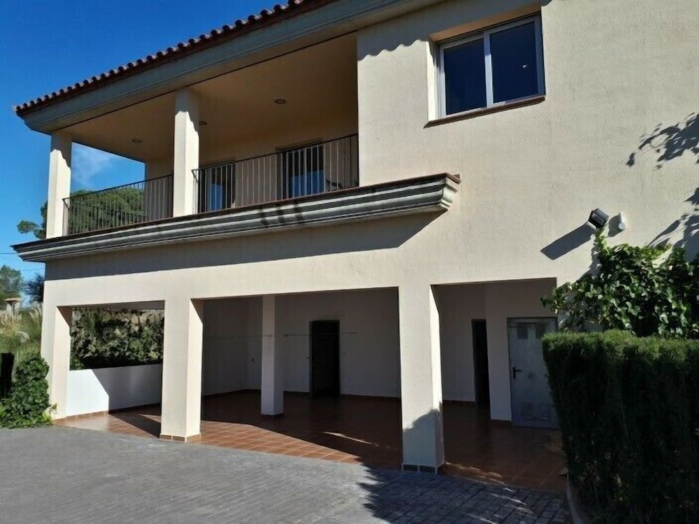 Фото Chalet con piscina y vistas a 10min de la playa de Blanes