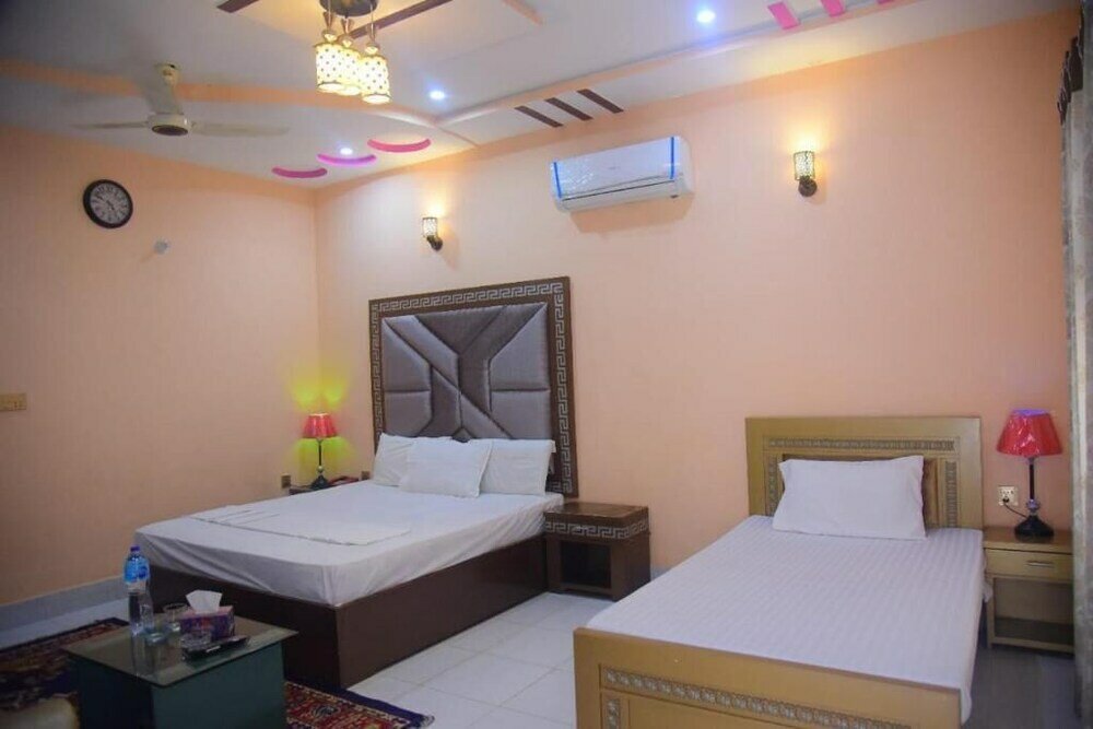 Фото Hotel Shaheen Continental Multan