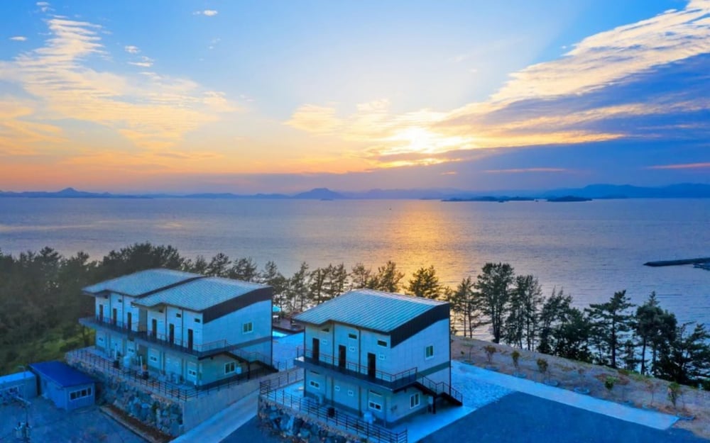 Фото Yeosu Beach Castle Pension