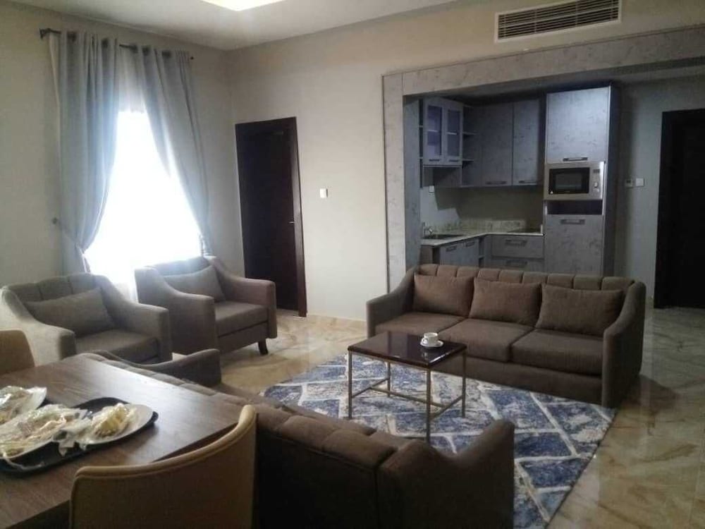 Фото Elegant Hotel & Suites by City Green