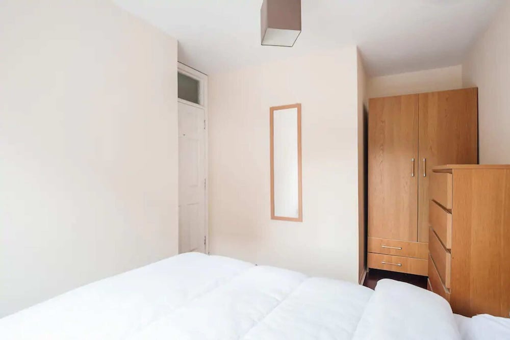 Фото Modern and Homely 2 Bedroom by Canary Wharf