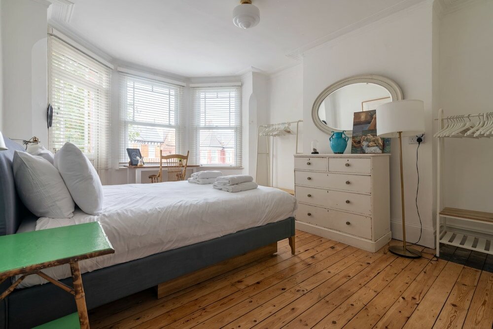 Фото Beautiful Three Bed Abode Near Dollis Hill