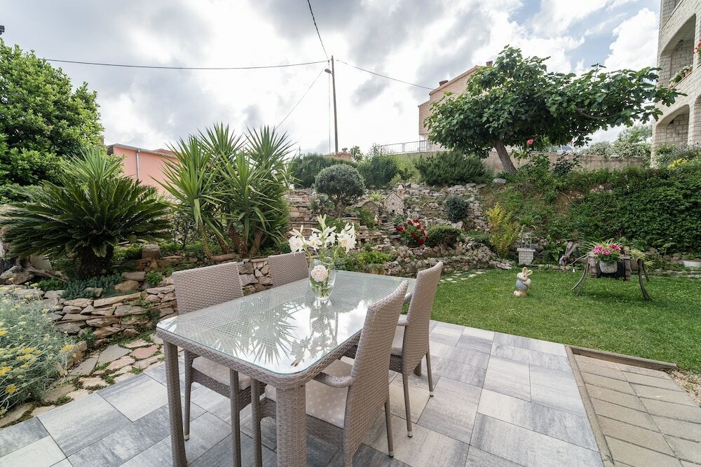 Фото Studio Apartment with garden