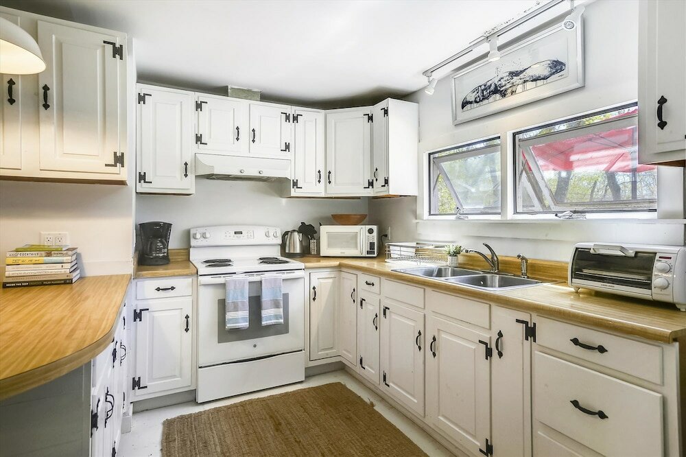 Фото Oak Bluffs 3-Bed Cottage, Walk to Town