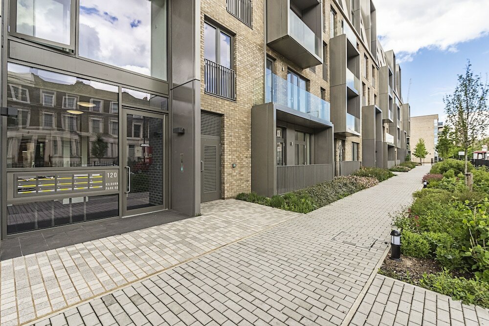 Фото Stunning Brand New Westminster Apartment