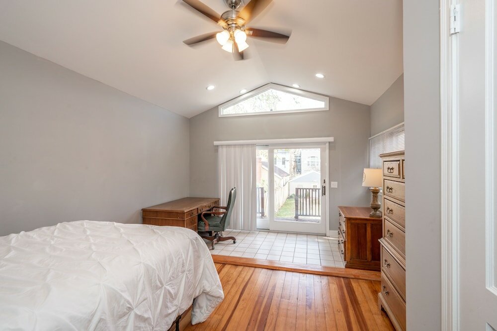 Фото Suites on Main 1