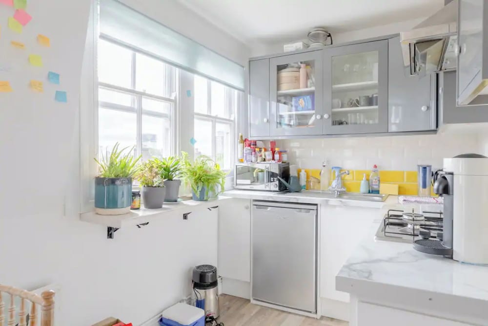 Фото Top Floor 1bd Flat With Balcony - Ladbroke Grove