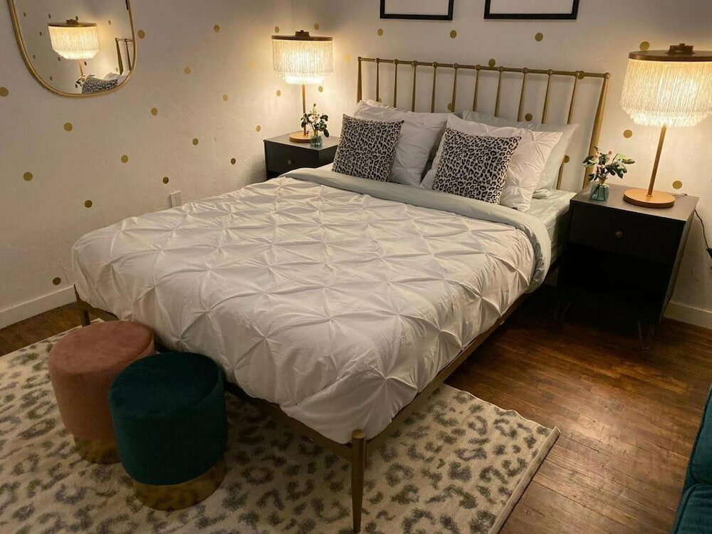 Фото Gorgeous Studio in Beverly Boulevard! Sleeps 4!