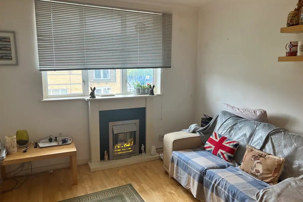 Фото Homely 1 Bedroom Apartment in Beckton With Parking