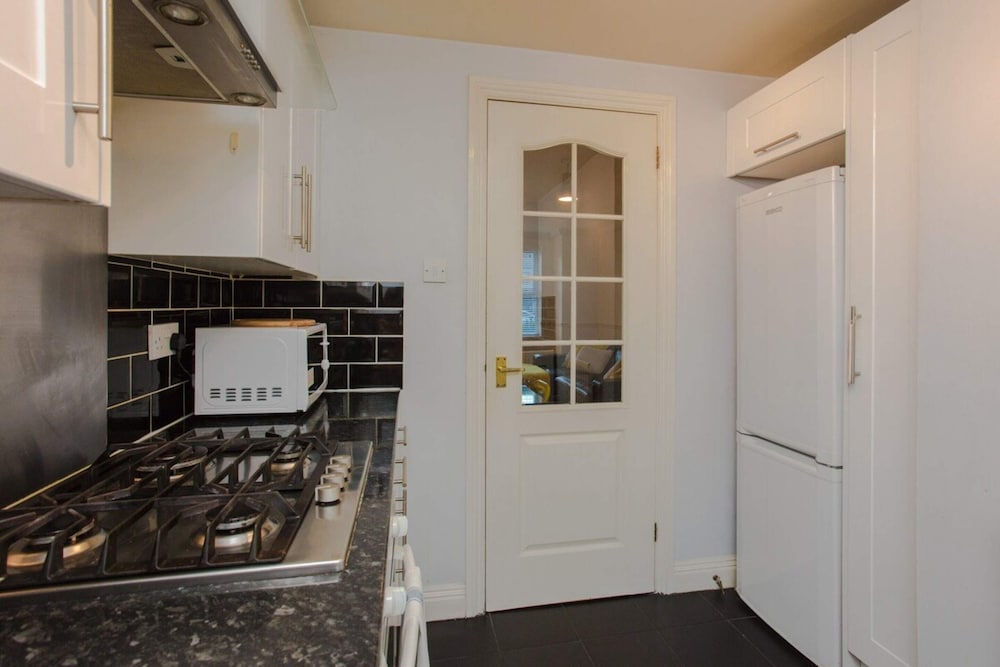 Фото Contemporary 1 Bedroom Flat in Camberwell Oval