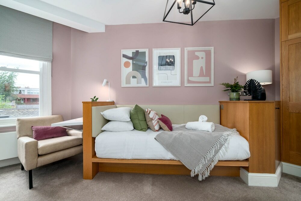 Фото 5 Doughty Street