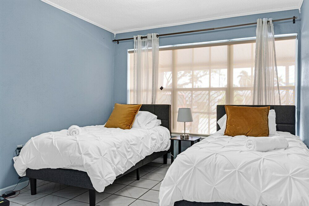 Фото Dania Hills w Pool 10 min to Beach