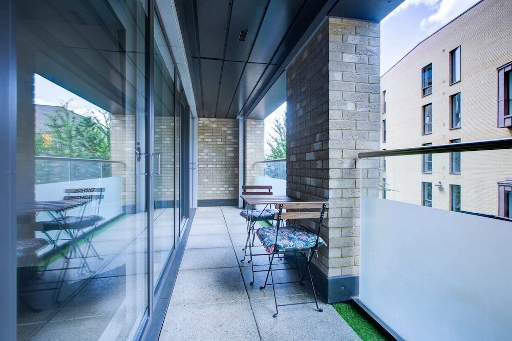 Фото Modern Greenwich Flat With Parking