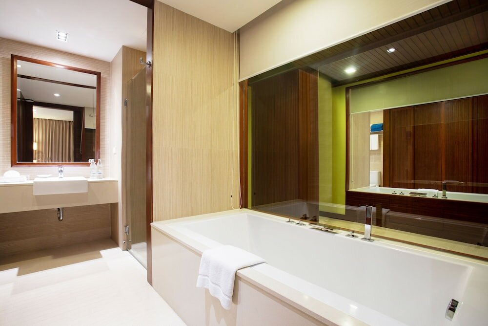 Фото Courtyard by Marriott Phuket Patong Beach Resort