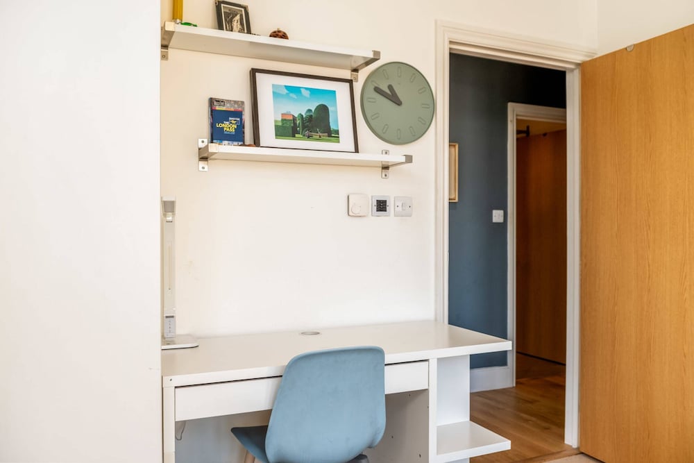 Фото Bright & Spacious Battersea Flat