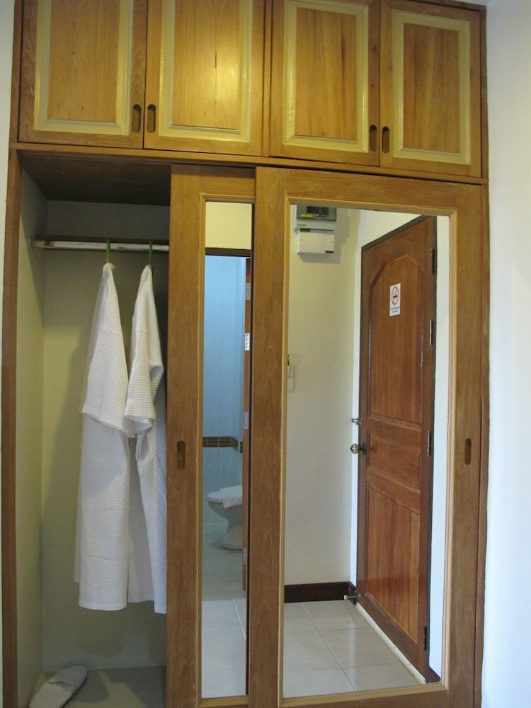 Фото Oyo Baan Tong Tong Pattaya Resort