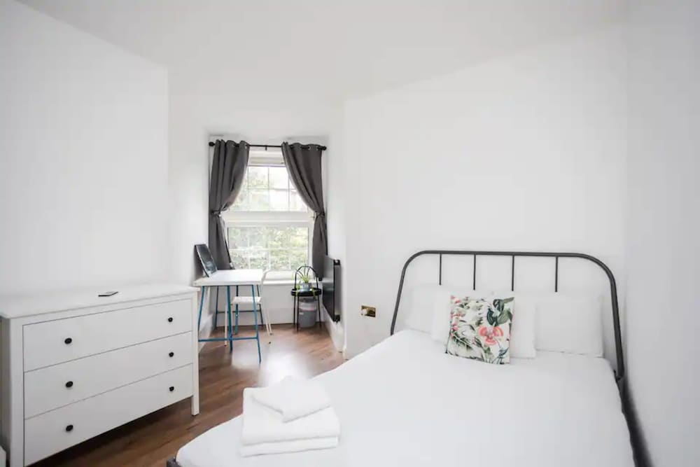 Фото Spacious 4 Bedroom Apartment in Bethnal Green