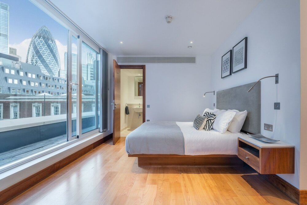 Фото Tower Hill City Centre Luxury Apartments