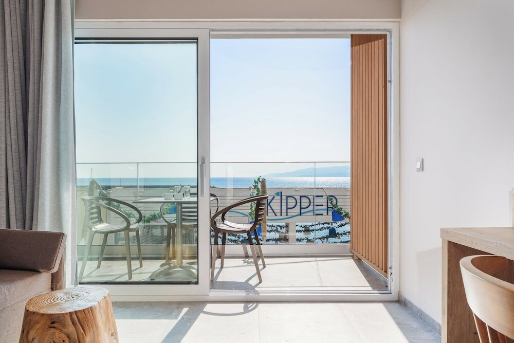 Фото Skipper Beachfront Suites