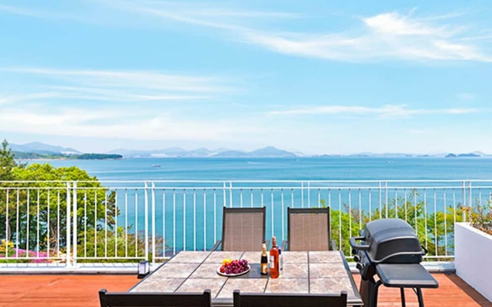 Фото Yeosu Marine Terrace Poolvilla