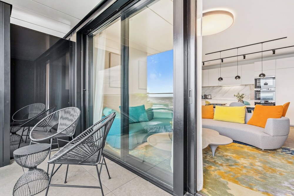 Фото Stylish Luxurious Apt w Pool & Gym Id214