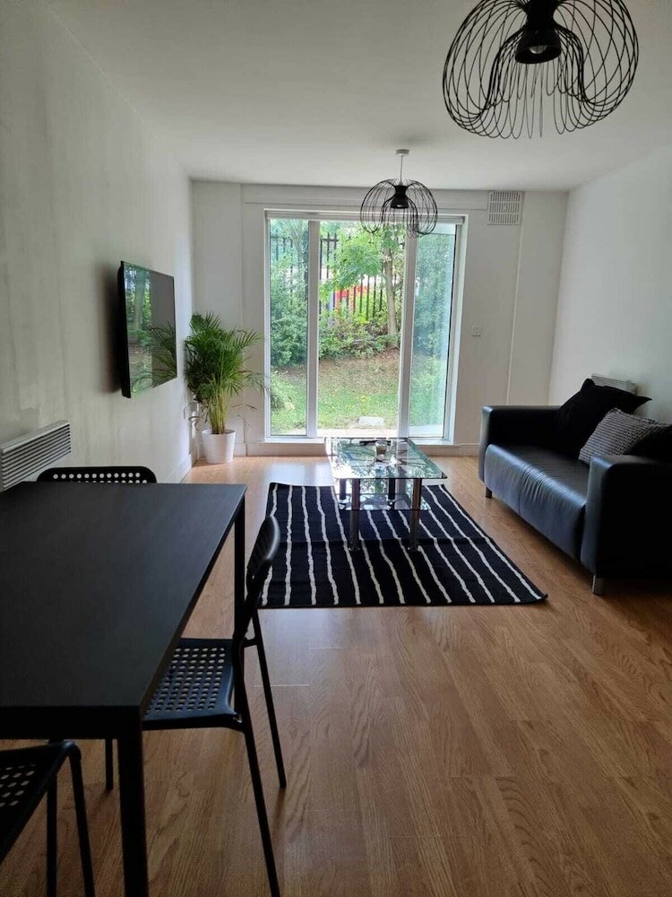 Фото London City Stays - Modern 2 Bedroom Apartment With Free Parking And Gym Access