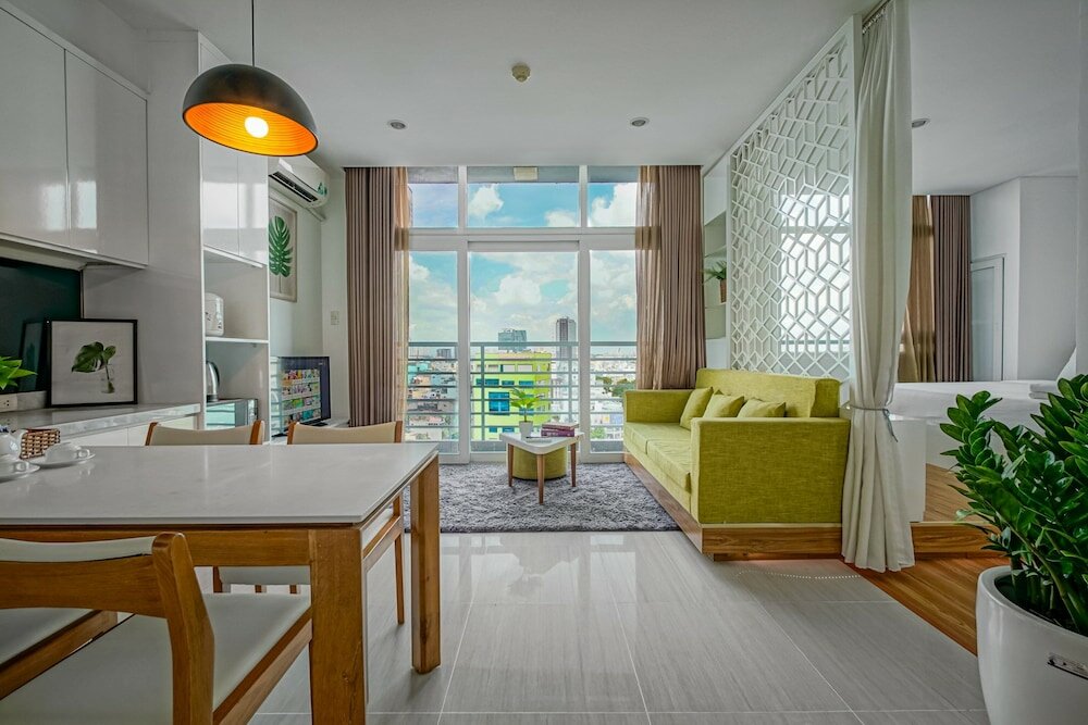 Фото City by night Ben Thanh Apartments