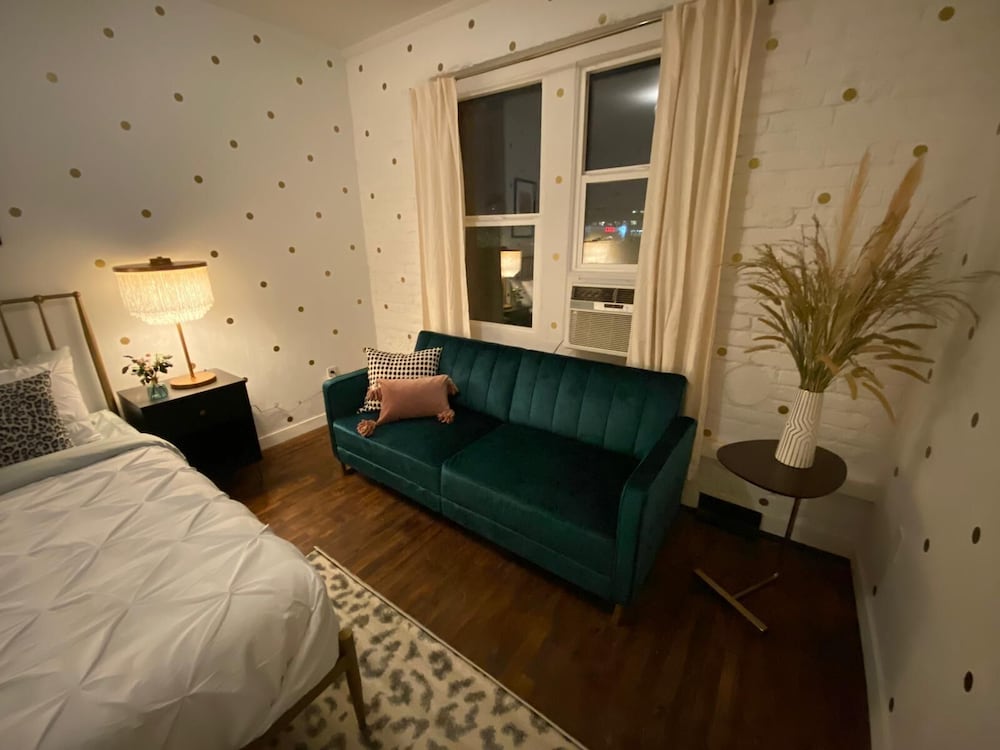 Фото Gorgeous Studio in Beverly Boulevard! Sleeps 4!