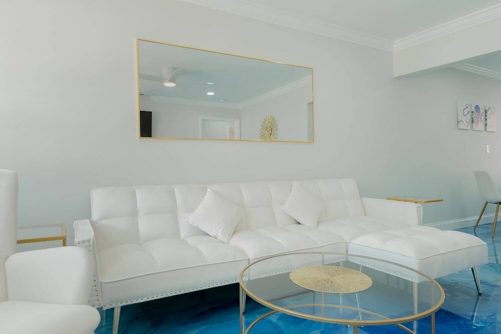 Фото Beachy Blues Apt A, Downtown, Shops, Cafes & Beach, Dog Friendly