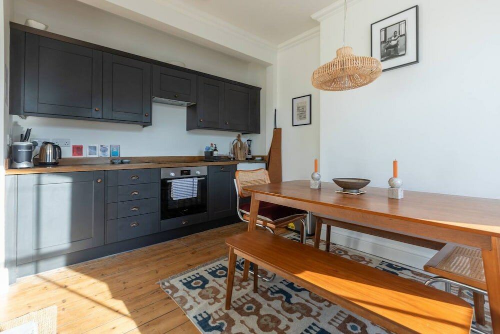 Фото Light and Spacious 1 Bedroom Maisonette - Brockley