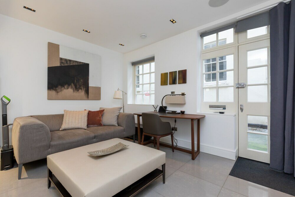 Фото Central and Unique 1 Bedroom Mews House in Mayfair