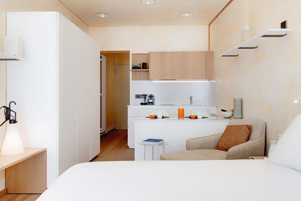 Фото 1881 Luxury Suites