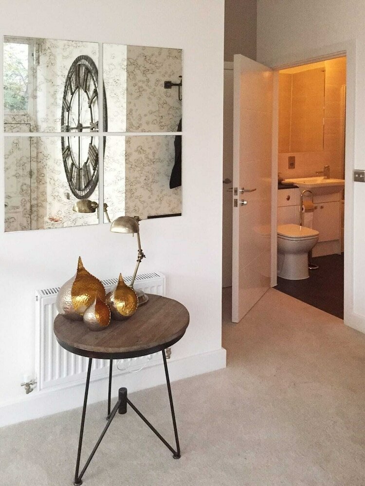 Фото Spacious 1 Bedroom Split Level Old Pub Conversion Tower Bridge