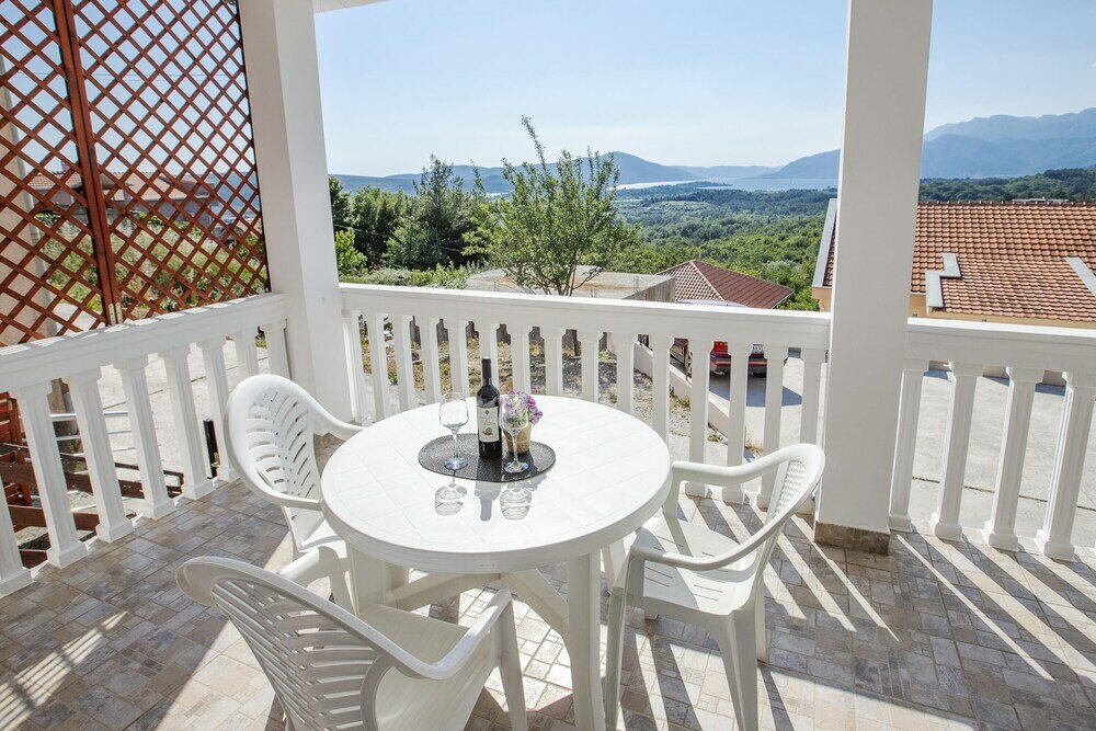 Фото Crystal Sky Apartments