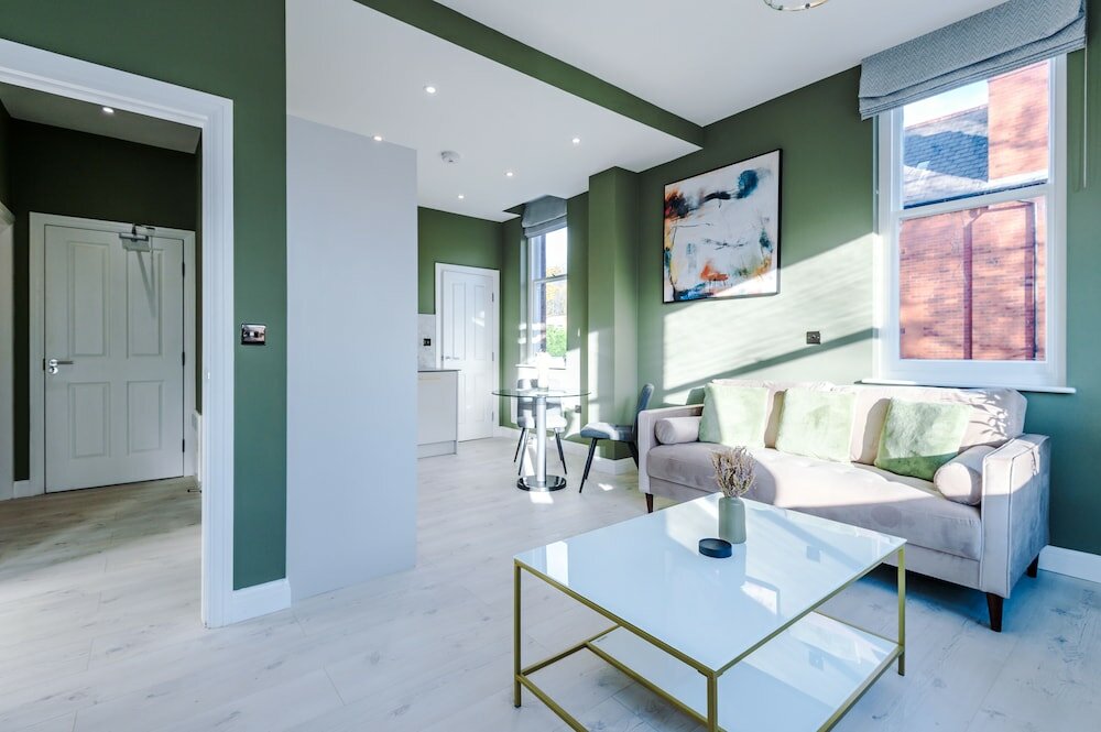 Фото Hilltop Serviced Apartments - Stockport