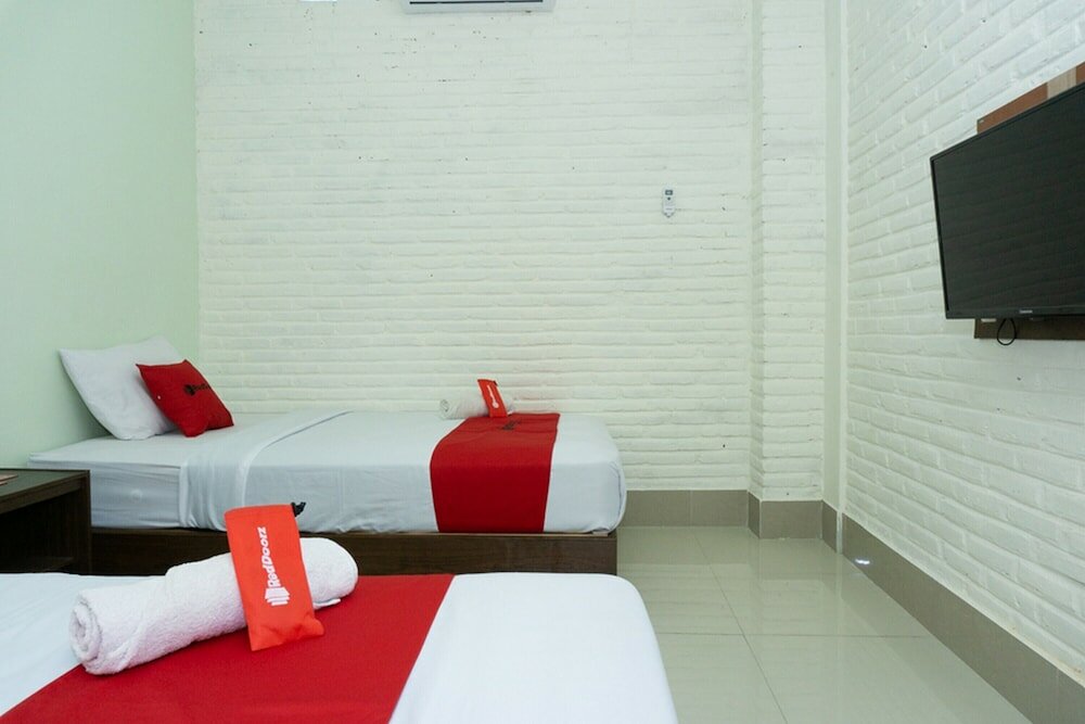 Фото RedDoorz near Alun Alun Madiun