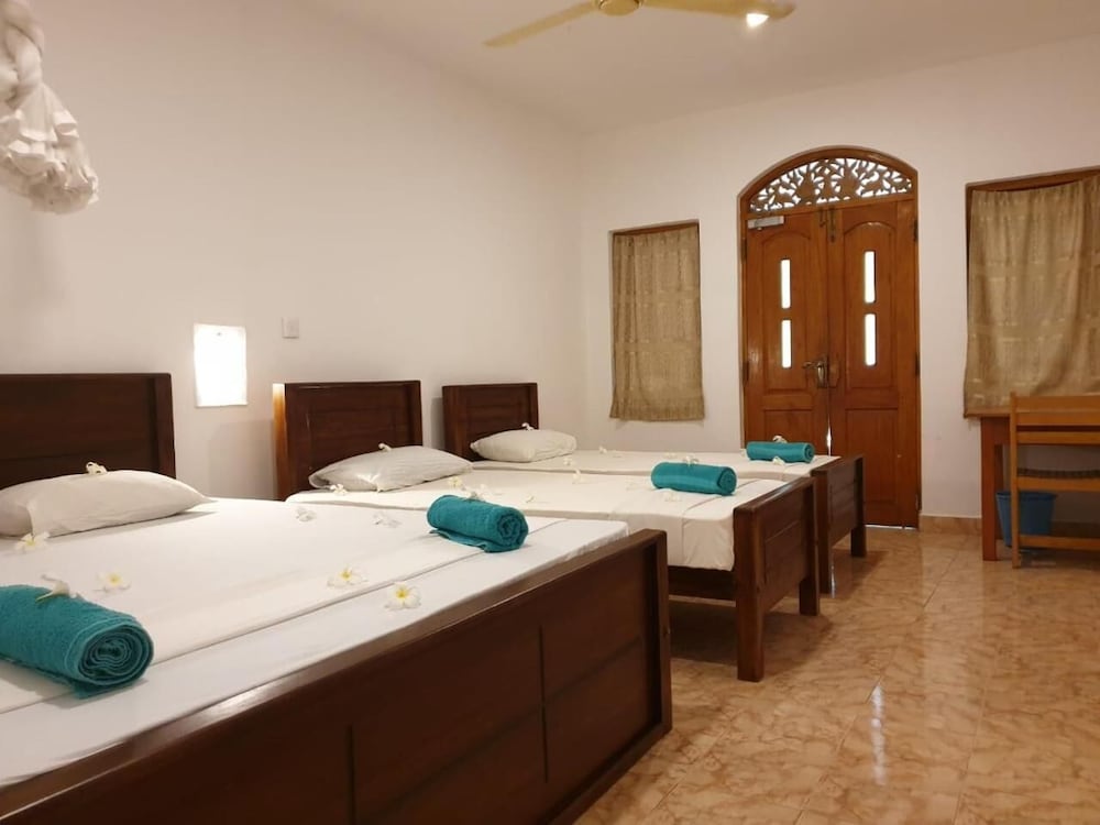 Фото Rupa's Hotel Arugambay