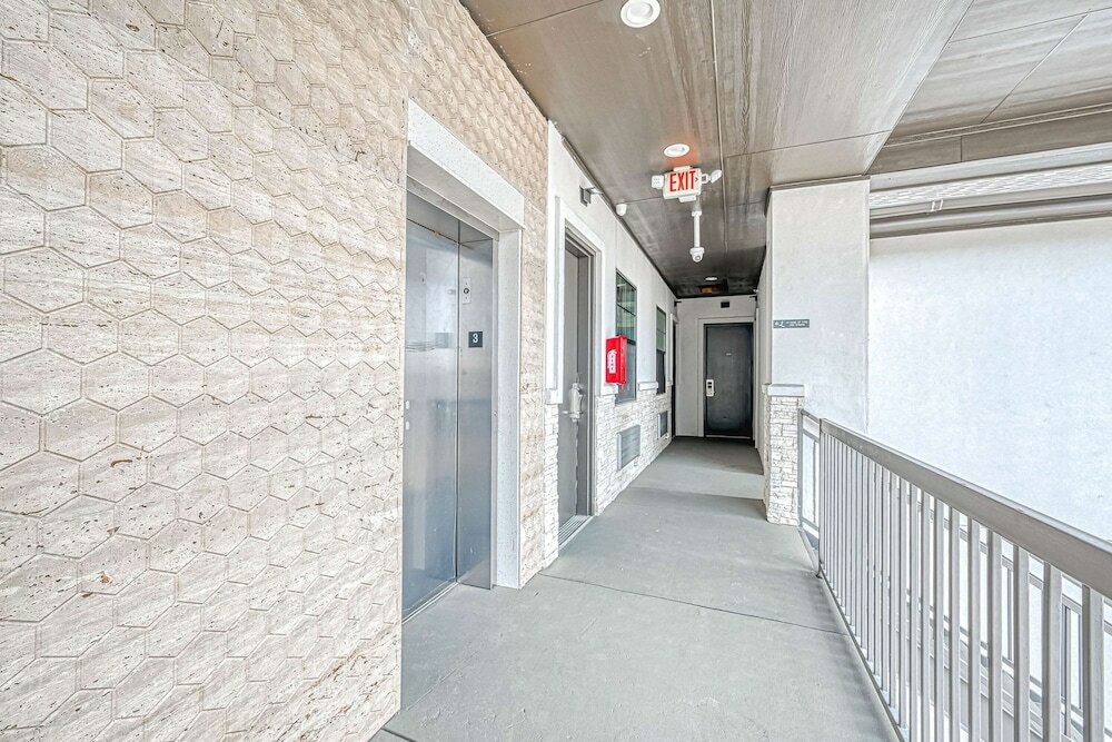 Фото SureStay Hotel by Best Western Houston Southeast