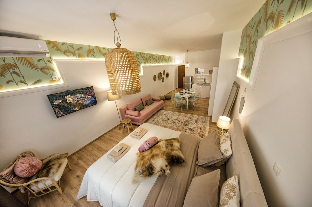 Фото Exquisite apartment in Athens' center by VillaRentalsgr