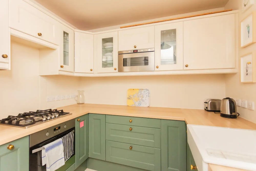 Фото Chic 1 Bedroom Apartment in Zone 1 With Views Gherkin