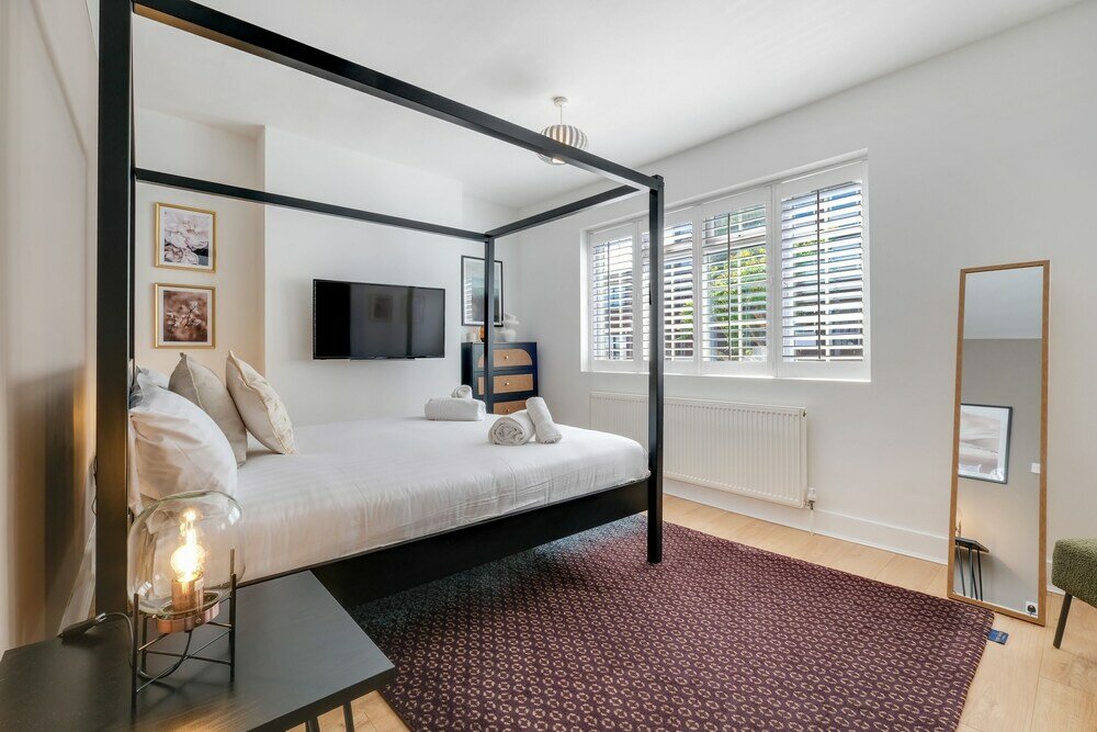 Фото Luxury 3 Bedroom 2 Bathroom House Fulham