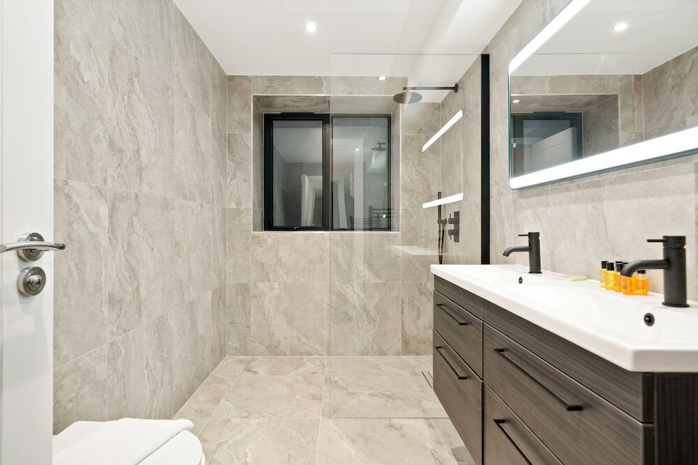 Фото Executive Apartments in the Heart of London, Free WiFi by City Stay London