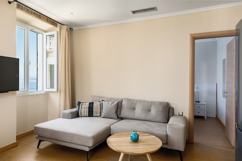 Фото Mouragia Luxury Seaview Suite by Konnect