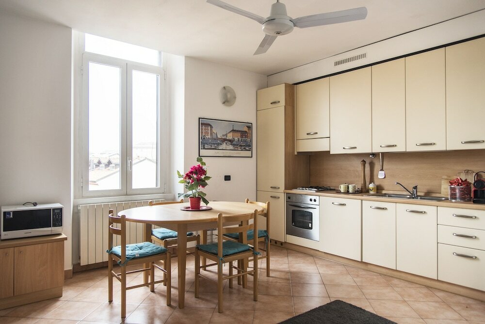 Фото Typical Apartment on River Naviglio Darsena