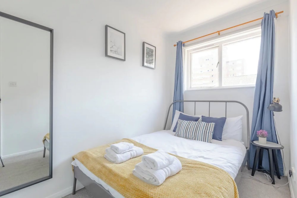 Фото Lovely 4 Bed House w Garden, 1 Stop to Waterloo