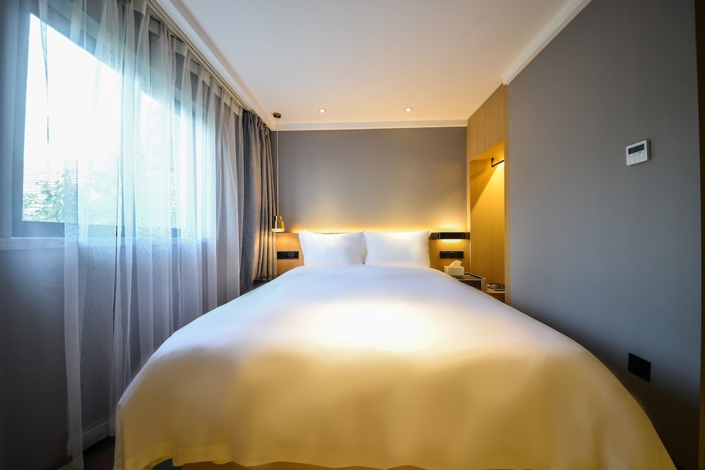 Фото Miju House Gubei-a small white building beside Shanghai oil painting sculpture institute