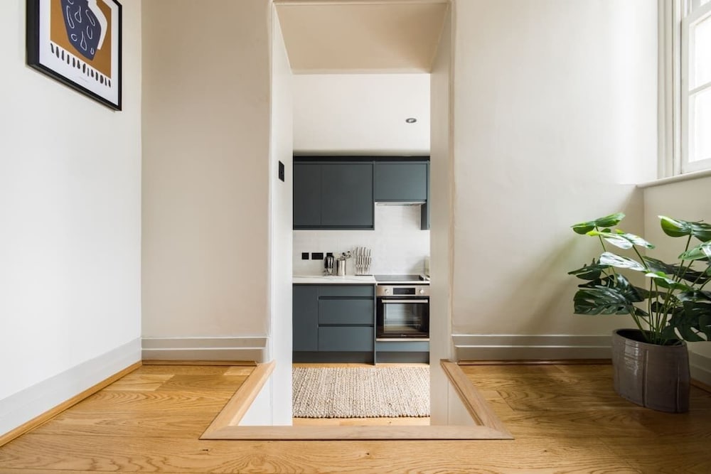 Фото The Escalier Mews - Stunning 3bdr Mews Home Flooded with Natural Light