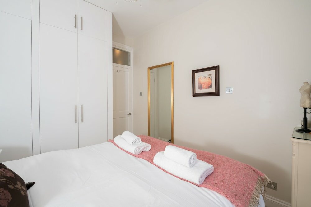 Фото Charming Chelsea Home by the River Thames